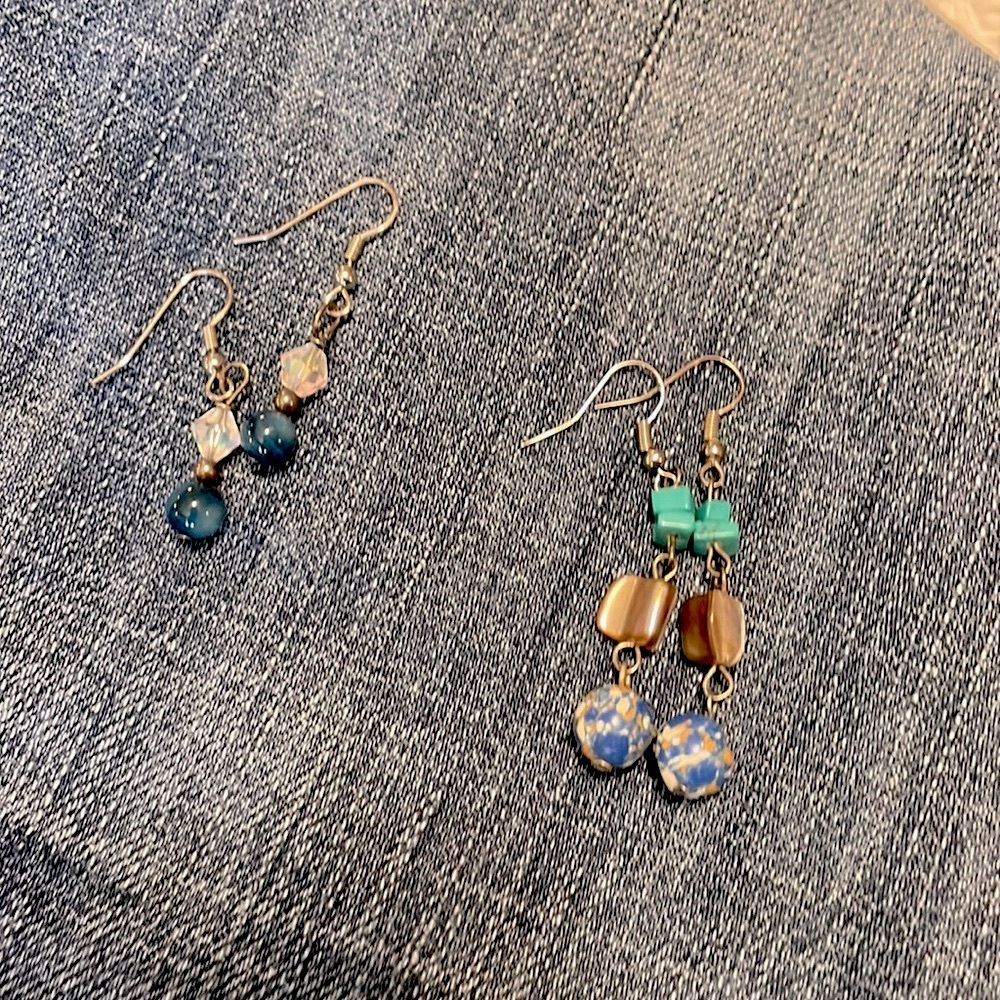 Two pair dangle earrings - Picture 2 of 3
